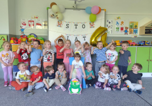 Dzieci podczas grupowego zdjęcia urodzinowego.