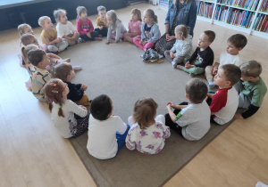 Dzieci podczas zajęć w bibliotece.