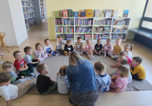 Dzieci podczas wizyty w pobliskiej bibliotece.