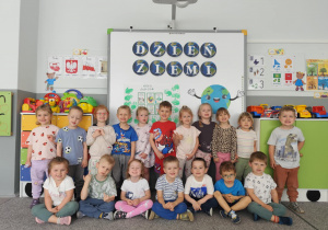 Dzieci podczas zdjęcia grupowego z okazji Dnia Ziemi.