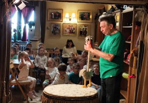 Dzieci podczas wizyty w teatrze.