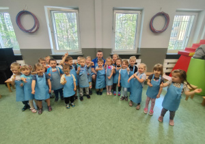 Dzieci podczas zdjęcia grupowego na warsztatach "Kuchnia Molekularna".