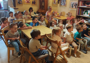 Dzieci podczas spektaklu w teatrze.