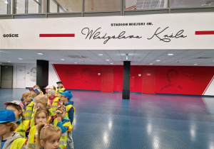 dzieci zwiedzaja wnętrze budynku