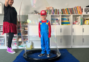 Chłopiec przebrany za Mario zamknięty w bańce mydlanej