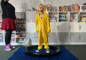 Chłopiec przebrany za Pikachu zamknięty w bańce mydlanej