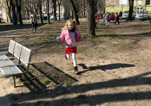 Dzieci podczas sprzątania świata w okolicach przedszkola