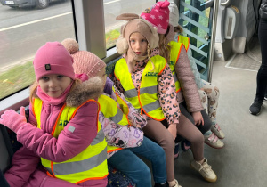 Dzieci podczas podróży tramwajem
