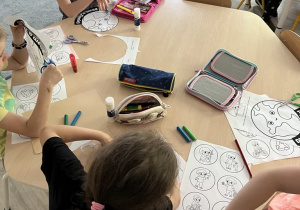 Dzieci podczas wykonywania pracy plastycznej z okazji dnia ziemi