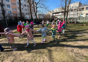 Dzieci podczas zabawy ruchowej na powitanie wiosny