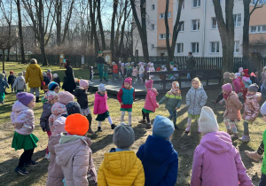 Dzieci podczas zabawy w kole w ogrodzie przedszkolnym