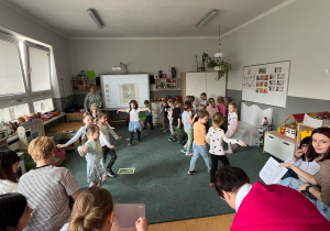 Dzieci podczas zabawy ruchowej, obserwowane przez nauczycielki