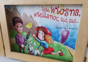 Strona tytułowa bajki "Idzie wiosna, Wielkanoc tuż, tuż..."