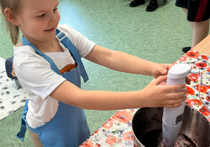 Dziewczynka miksuje owoce na lody