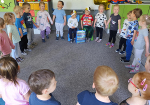 Dzieci podczas śpiewania urodzinowej piosenki.