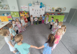 Dzieci podczas śpiewania urodzinowej piosenki.
