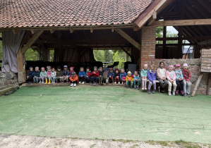 dzieci na wycieczce przed drewnianą altaną