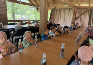 dzieci jedzą posiłek na powietrzu podczas wycieczki