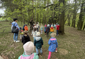 dzieci podczas spaceru edukacyjnego z leśnikiem