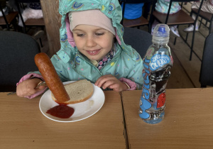 dzieci jedzą posiłek na powietrzu podczas wycieczki