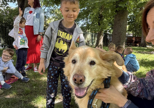 dzieci podczas zajęć edukacyjnych z psem Martynki- Beniem
