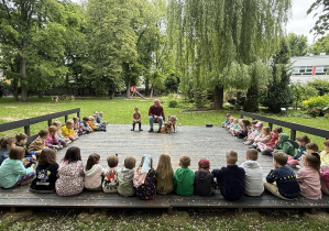dzieci podczas zajęć edukacyjnych z psem Adasia- Karmelem