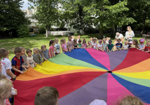 Dzień Dziecka w przedszkolu- zabawy w ogrodzie z chustą animacyjną i piłkami