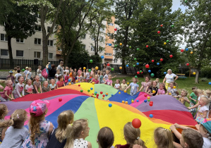 Dzień Dziecka w przedszkolu- zabawy w ogrodzie z chustą animacyjną i piłkami