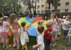 Dzień Dziecka w przedszkolu- zabawy w ogrodzie z chustą animacyjną i piłkami