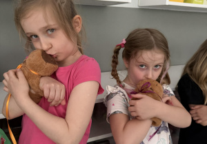 dzieci z pluszowymi kapibarami, prezentem na Dzień Dziecka