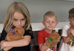 dzieci z pluszowymi kapibarami, prezentem na Dzień Dziecka
