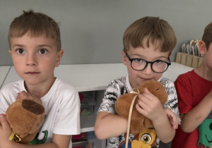 dzieci z pluszowymi kapibarami, prezentem na Dzień Dziecka