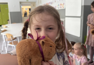 dzieci z pluszowymi kapibarami, prezentem na Dzień Dziecka