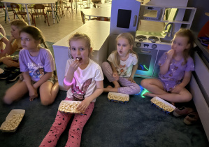 Nocowanka- kino i popcorn w piżamach