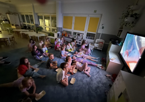 Nocowanka- kino i popcorn w piżamach
