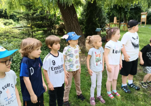 Dzieci podczas zabawy ruchowej przy muzyce