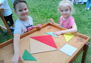 Dziewczynki układają obrazki z figur geometrycznych