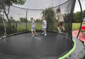 Chłopcy skaczą na trampolinie