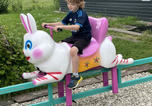 Chłopiec na zabawce króliku