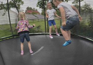 Dzieci skaczą na trampolinie