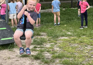 Dziewczynka zjeżdża na tyrolce