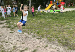 Dziewczynka zjeżdża na tyrolce