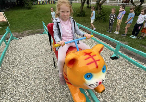 Dziewczynka na zabawce kocie