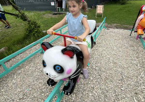 Dziewczynka na zabawce pandzie
