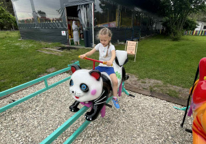 Dziewczynka na zabawce pandzie