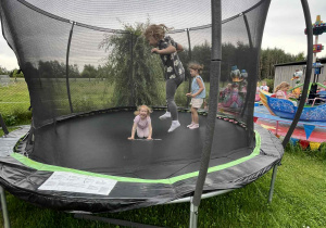 Dziewczynki skaczą na trampolinie