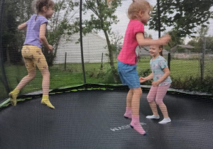 Dziewczynki skaczą na trampolinie