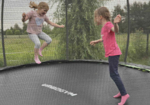 Dziewczynki skaczą na trampolinie