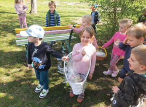 Dzieci podczas poszukiwań prezentów od Zajączka