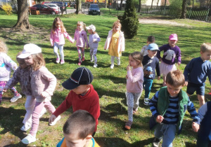 Dzieci podczas poszukiwań prezentów od Zajączka
